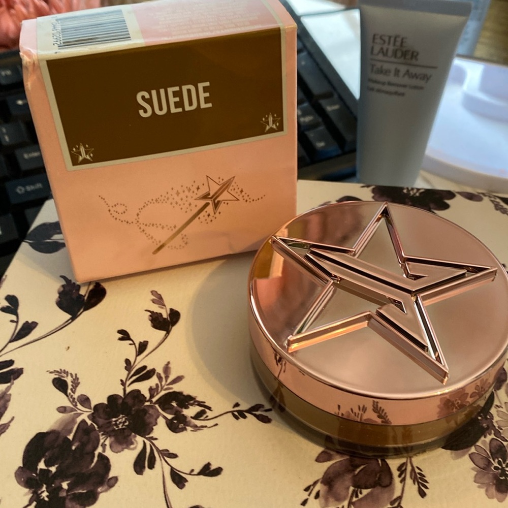 Jeffree Star setting powder and the shade suede luminous setting powder